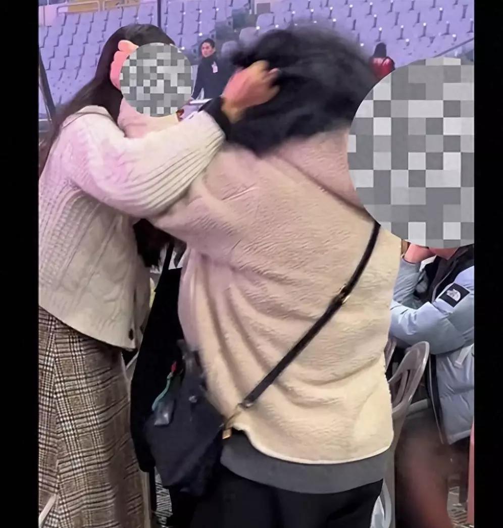 中国女孩在韩国被打。她用中文向工作人员求助，却遭推搡和歧视，会韩语想帮忙的人也被