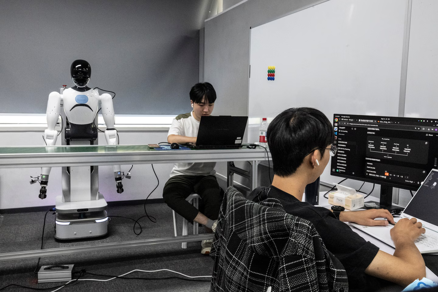 美媒深度调查: 美国争夺AI霸权, 却越来越离不开中国