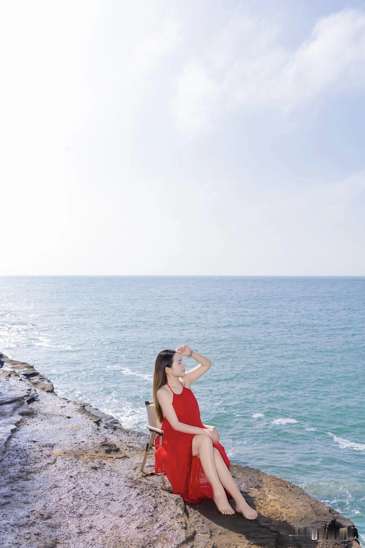 海边的红裙子，永远看不腻。站在沙滩上，海浪一遍遍漫过脚踝，看远处零散的岛屿，它们