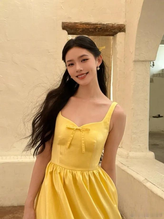 林允淡黄色长裙简直就是我们的公主本人了呀，好像从童话里面走了出来😘林