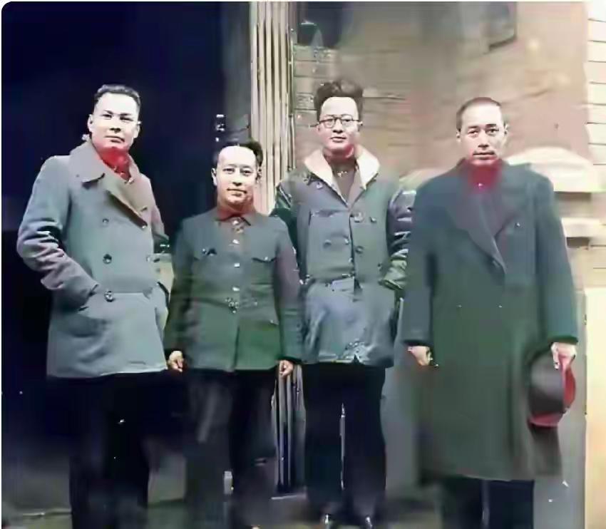 从这张照片看，王明的身高可能不到一米五。博古略高一些，总理和叶帅都是中等身高，王