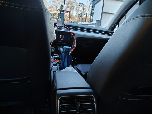 迈腾1.4T，每公里油耗5毛钱？搭了一辆迈腾1.4T，赶往机场，和司机大姐唠了