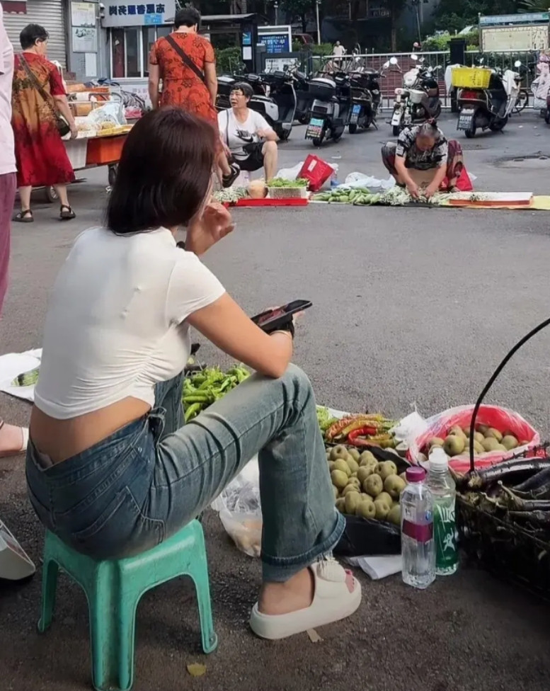 一大早上没卖出去一点瓜果蔬菜，搭上两瓶饮料，唉，这一天天的，哪位好心大哥大姐来帮