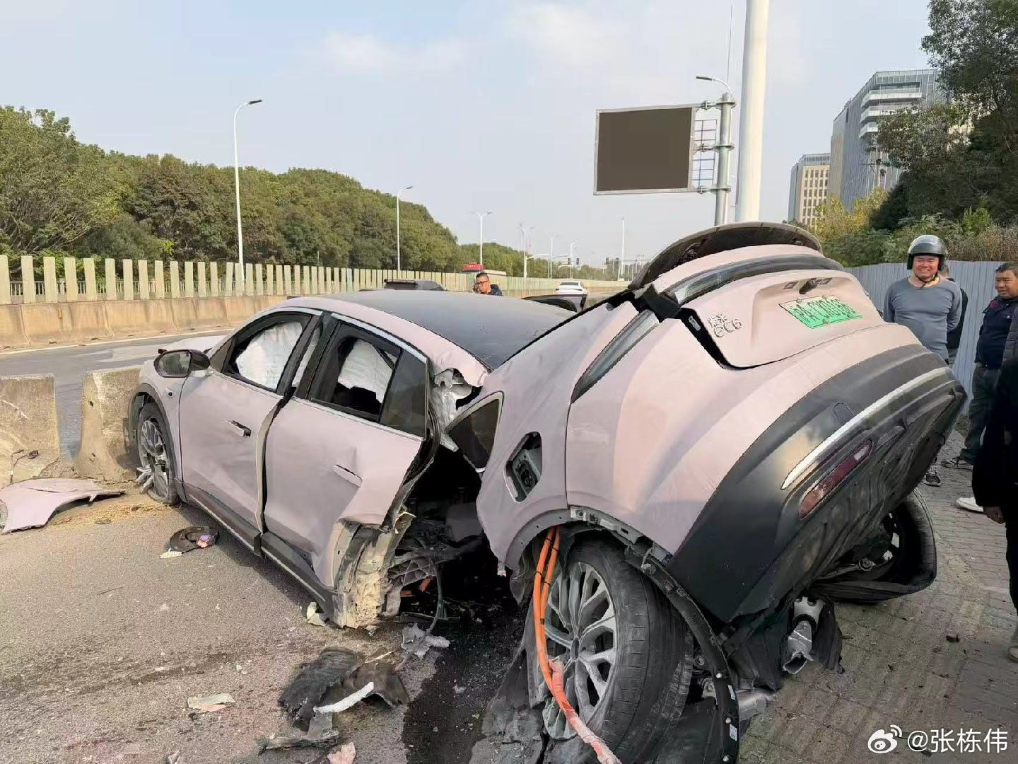 科技以人为本，有的车抛轮子，有的车甩屁股，总之都是为了保护司机，毕竟生命第一！