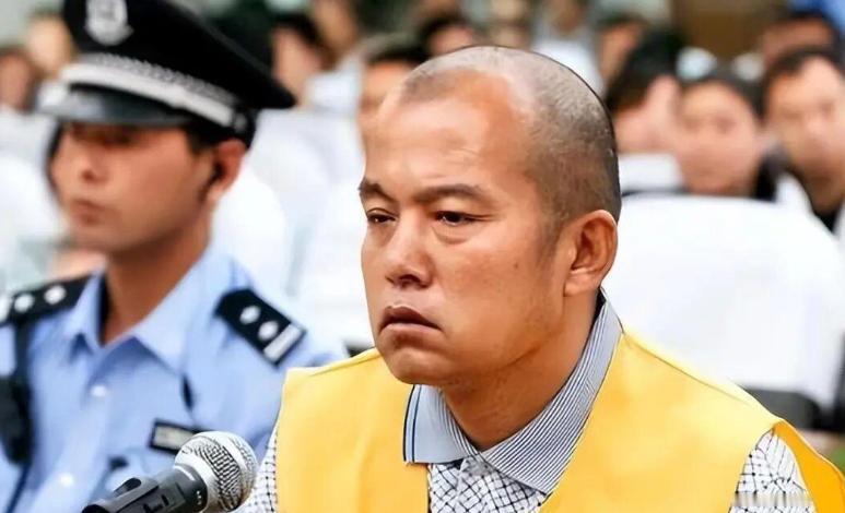 1988年，34岁的王金全，趁着狱警转身的空隙，一头钻进监区厕所的大便槽里，之后