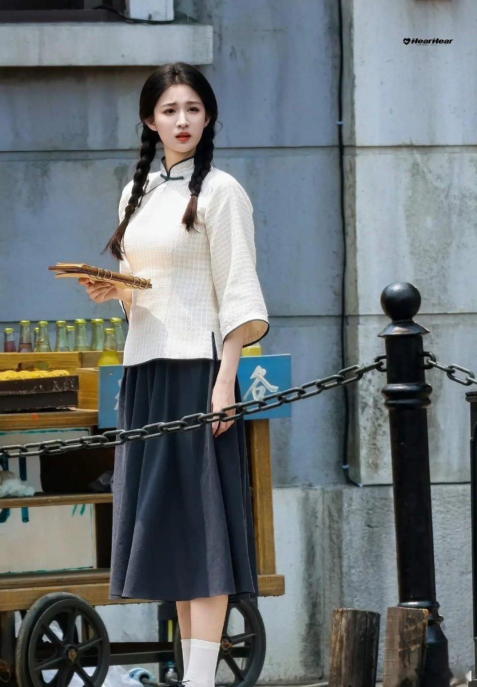 感觉徐若晗的服化道都比王楚然那部剧更贴合民国时期的背景​​​