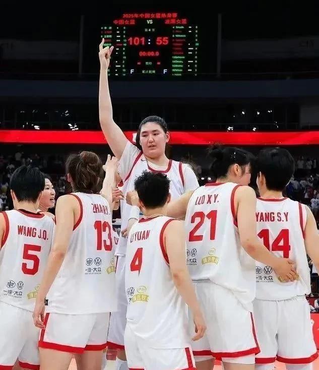 中国女篮三连胜，最应该感谢这几个人！第一、主教练宫鲁鸣。67岁的宫鲁鸣本可以退