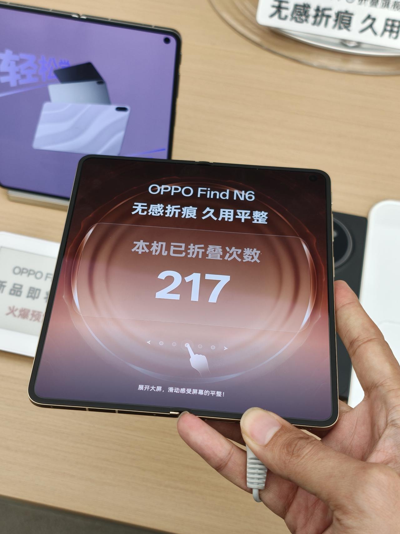 哇咔咔！下班路上都能摸到FindN6～不是，哥们儿，我没看错吧？下班路过