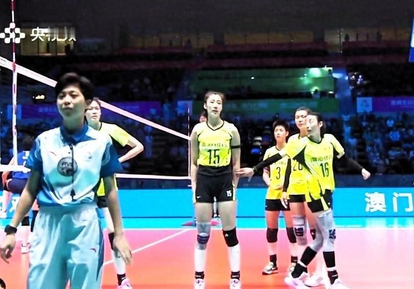 女排津京之战王媛媛被判衣角触网，气得王媛媛把上衣全塞进了短裤昨天天津女排对阵北