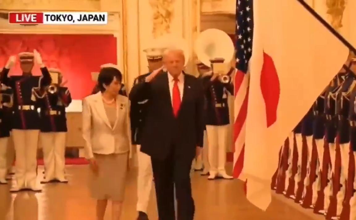 懂王拒绝向日本国旗鞠躬!按照日本惯例,在欢迎仪式上,日本首相和外国领导人都会停