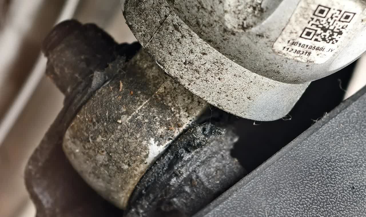 买的绿源两轮电瓶车，后轮毂这里全是油污，后鼓刹也不好，刹不住。找老板保修，他说我