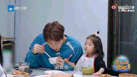 伊能静还想再生个女儿当小伊芙趴在爸爸肩头，偷偷跟妈妈说“爸爸今天偷偷吃糖果了”，