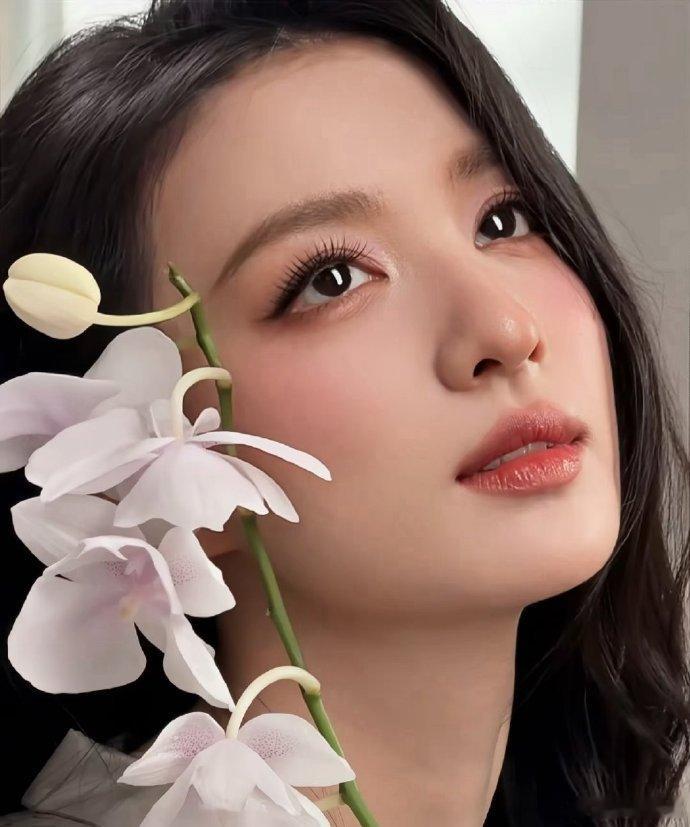 王楚然化的金色梦境妆真的很佩服化妆师的审美，很懂怎么放大王楚然的颜值优势。王楚然