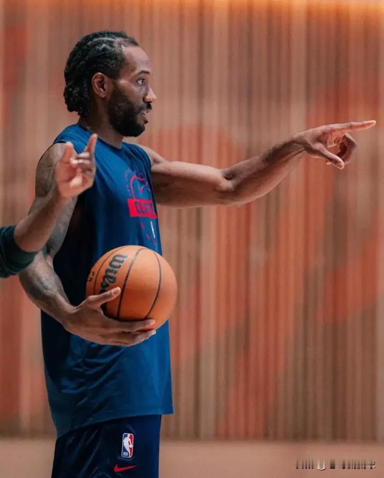 快船超级巨星伦纳德真是太过于出色了！在今天进行的快船和篮网的比赛中，目前双方的上