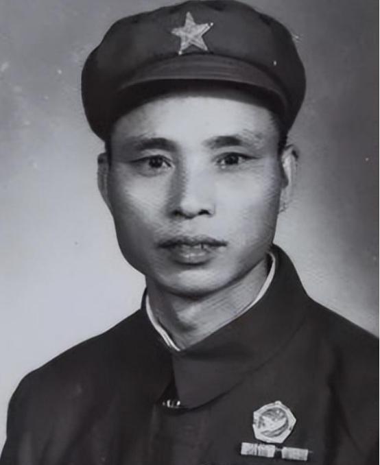 1951年，一位志愿军战士拿着刚缴获的美式重机枪，向敌人射击却发现怎么都打不中，