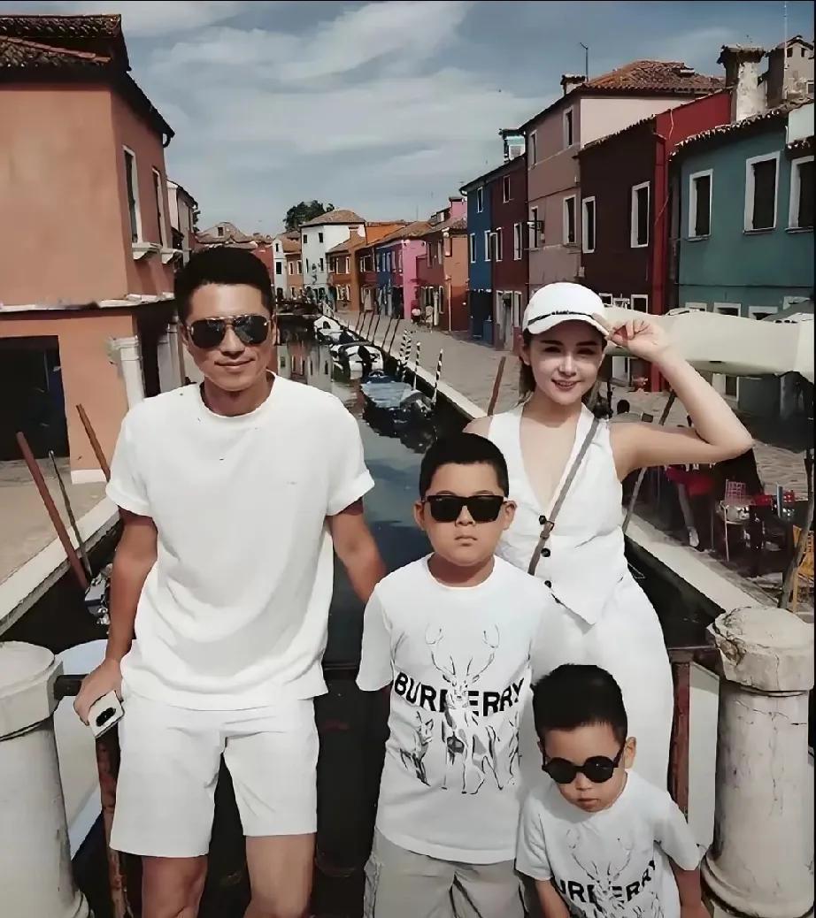 国家一级演员王雷李小萌一家四口的合影，直接甜翻众人！都说养俩儿子的女人是上等人，