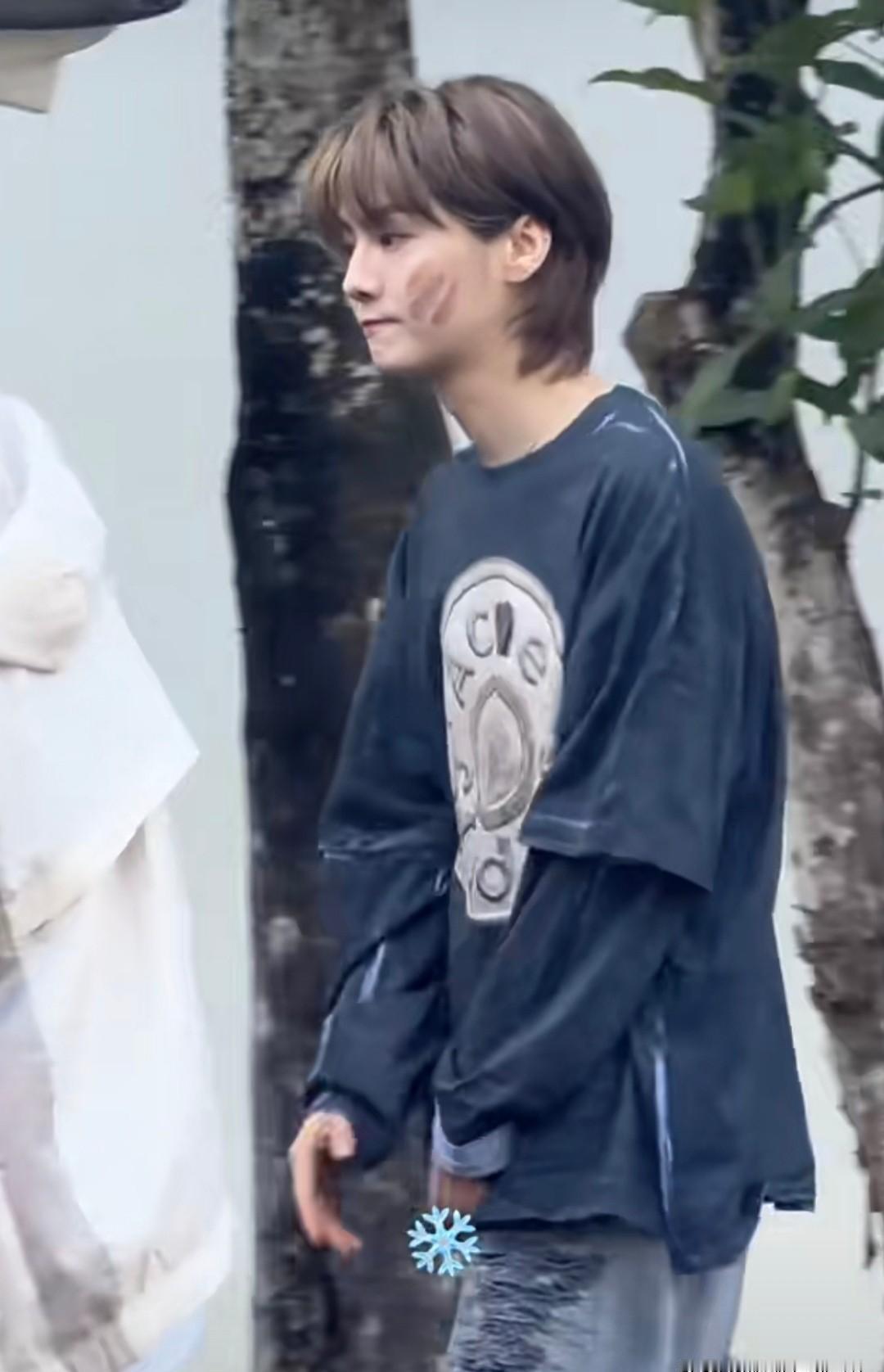 鹿晗顶着被风吹乱的头发，衣服吊牌没剪就在节目现场跑动。邓超在签名时，会自然地接