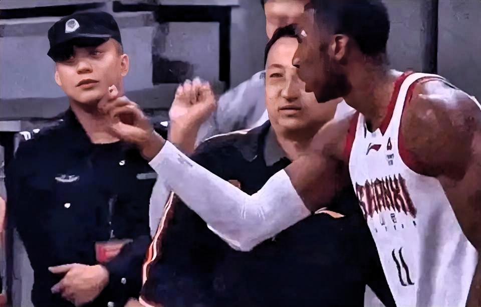 山西外援迪亚洛发文“无语”事件核心信息清单一、本场比赛犯规时间线（山西9