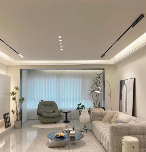 我家吊顶装完那天，我仰头看了十分钟，越看越不对劲：客厅吊顶比设计图矮了10公分！