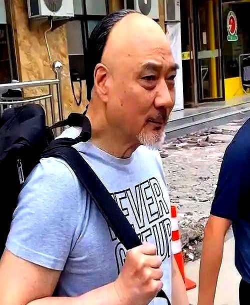 投资方拍桌子反对，他硬是砸出三倍片酬，把一个被雪藏两年的过气演员塞进剧组当大反派。1992年武状元苏