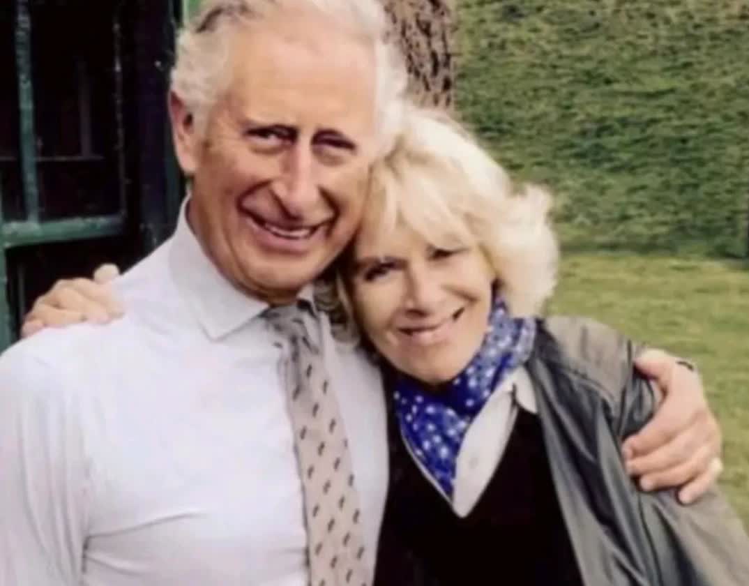 不可否认，英国国王查尔斯和卡米拉王后确实是一对恩爱夫妻！原本长相一般，甚至有点丑