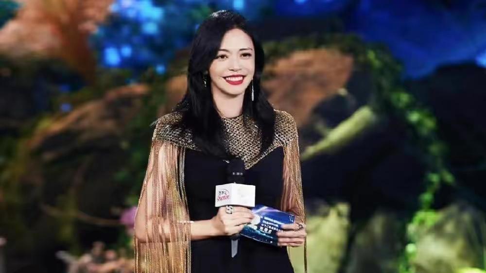 如何看待姚晨从“赞美”到“审慎自省”的改口？姚晨曾经为《监狱来的妈妈》站台，并