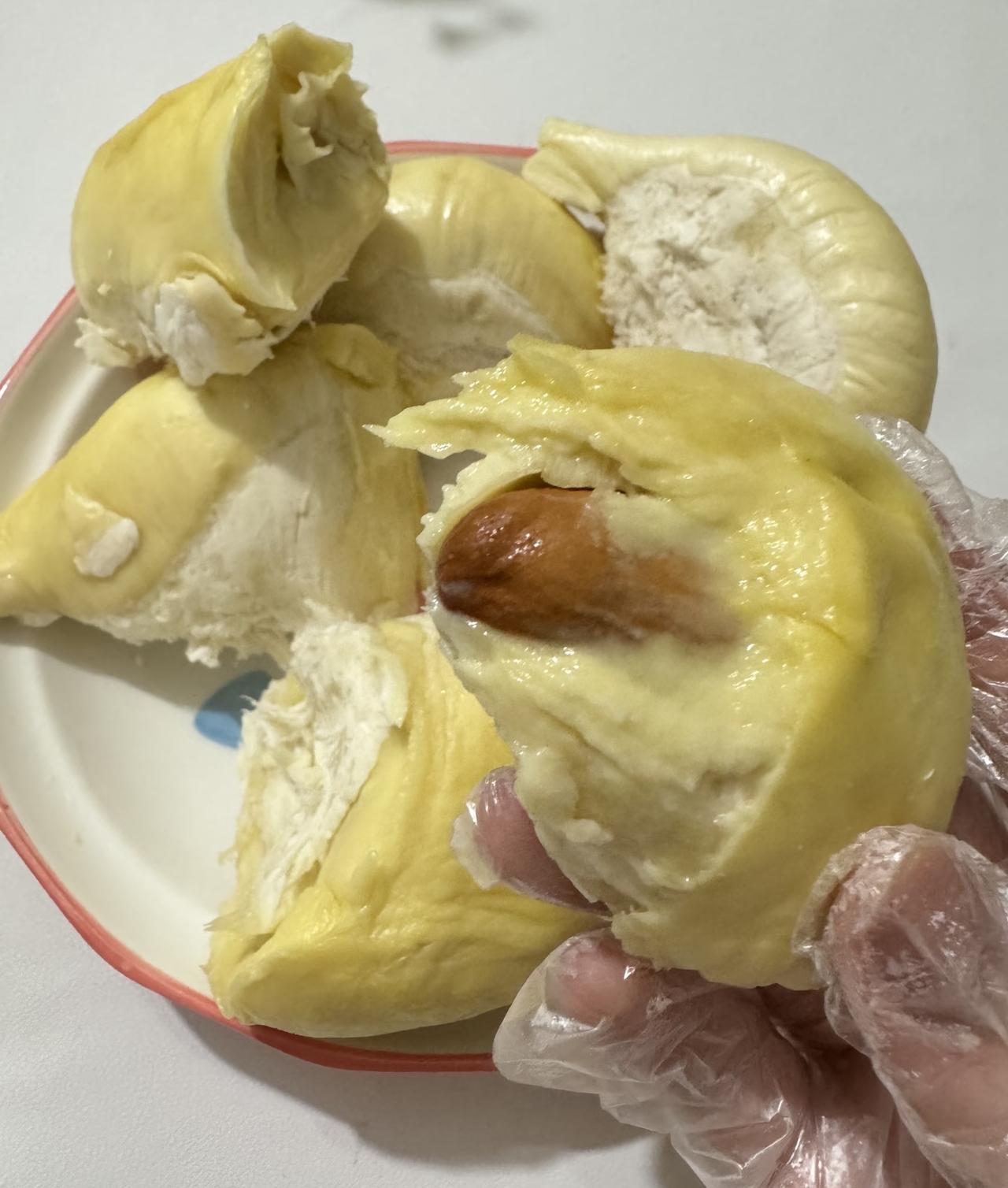 前天被我老公气哭了，一时上头，咬牙买了一个平时不舍得吃的榴莲。158块钱，三