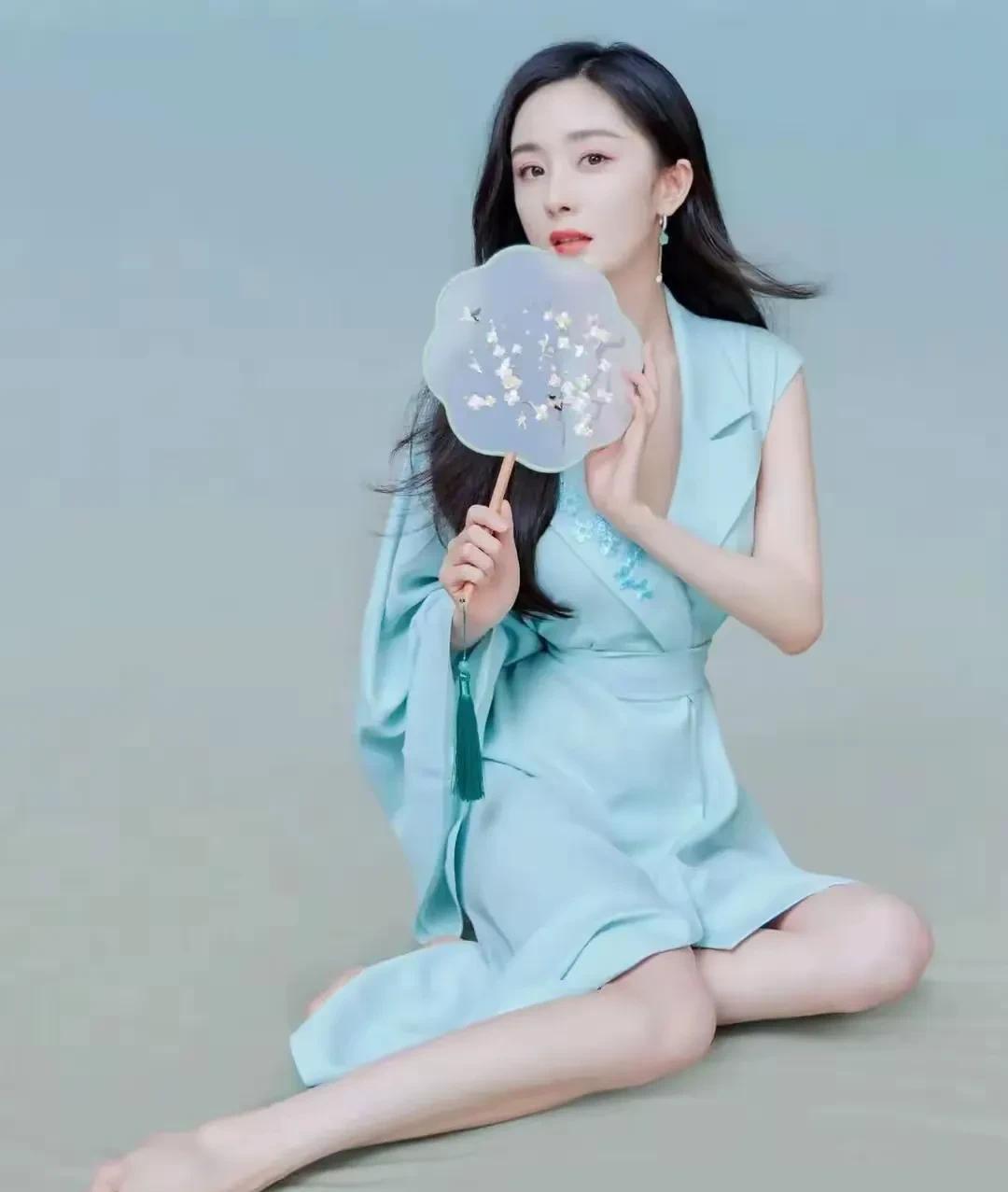 杨幂最新路透照曝光，镜头下她白皙修长的美腿尤为抢镜，搭配一双清爽裸足，肌肤晶莹剔