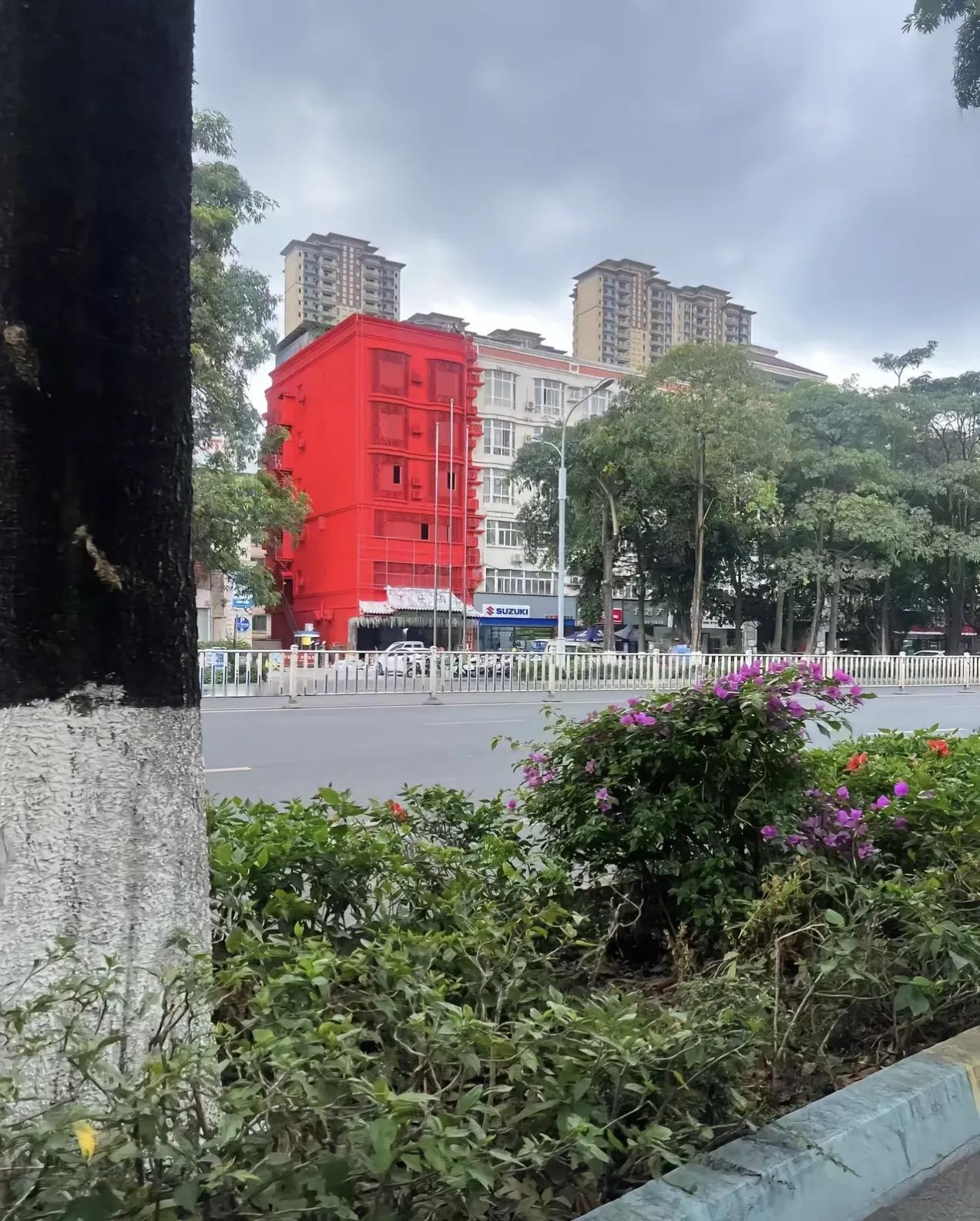 广西贵港出现一栋红色的房子，这房子是最近才染成红色的，连外面的空调都被他们染成了