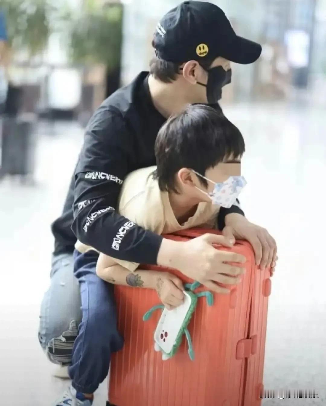 黄晓明Baby带儿子迪士尼过生日，离婚夫妻的顶级操作！一个前面开路，一个后面