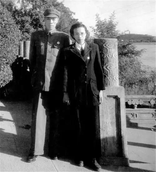 1949年南京解放后，一位贵妇走到南京总统府前，对哨兵说道：“我是陈修良，我想见
