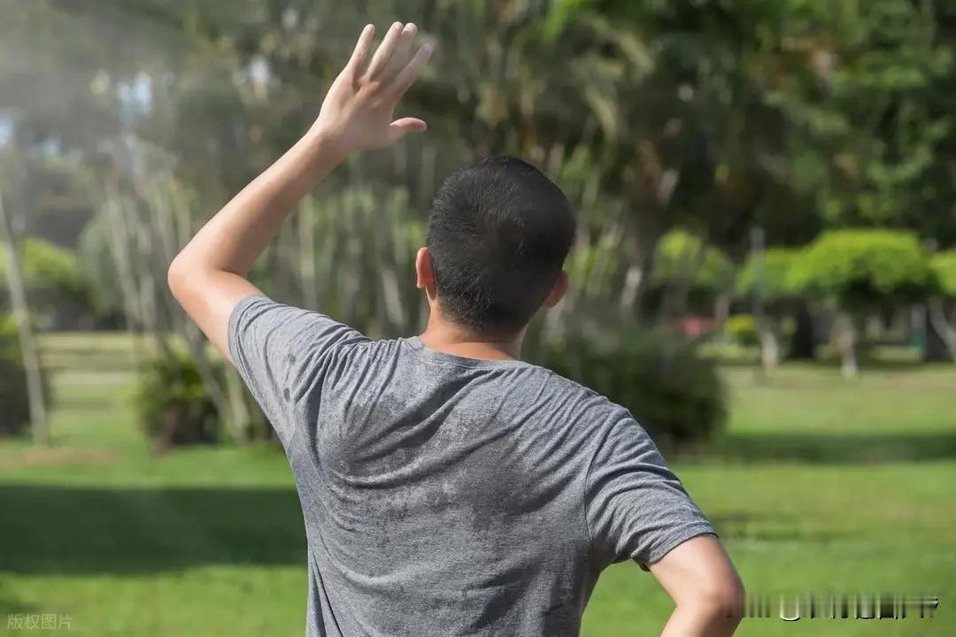 38岁，做了十年办公室的手，现在握着焊枪在35度的太阳底下烤，这大概就是中年失业