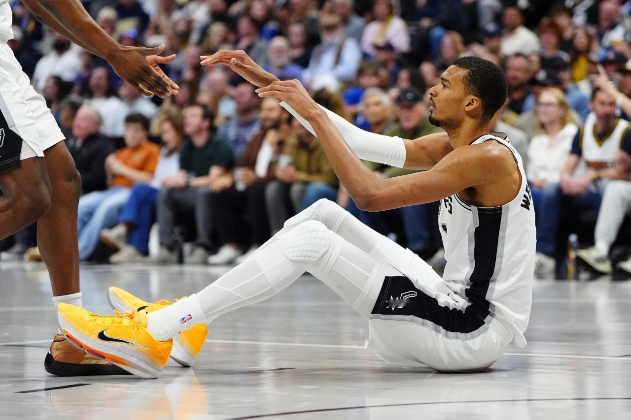 文班亚马复出，本赛季的三大奖项已成囊中之物！马刺为了让文班亚马达到本赛季的评