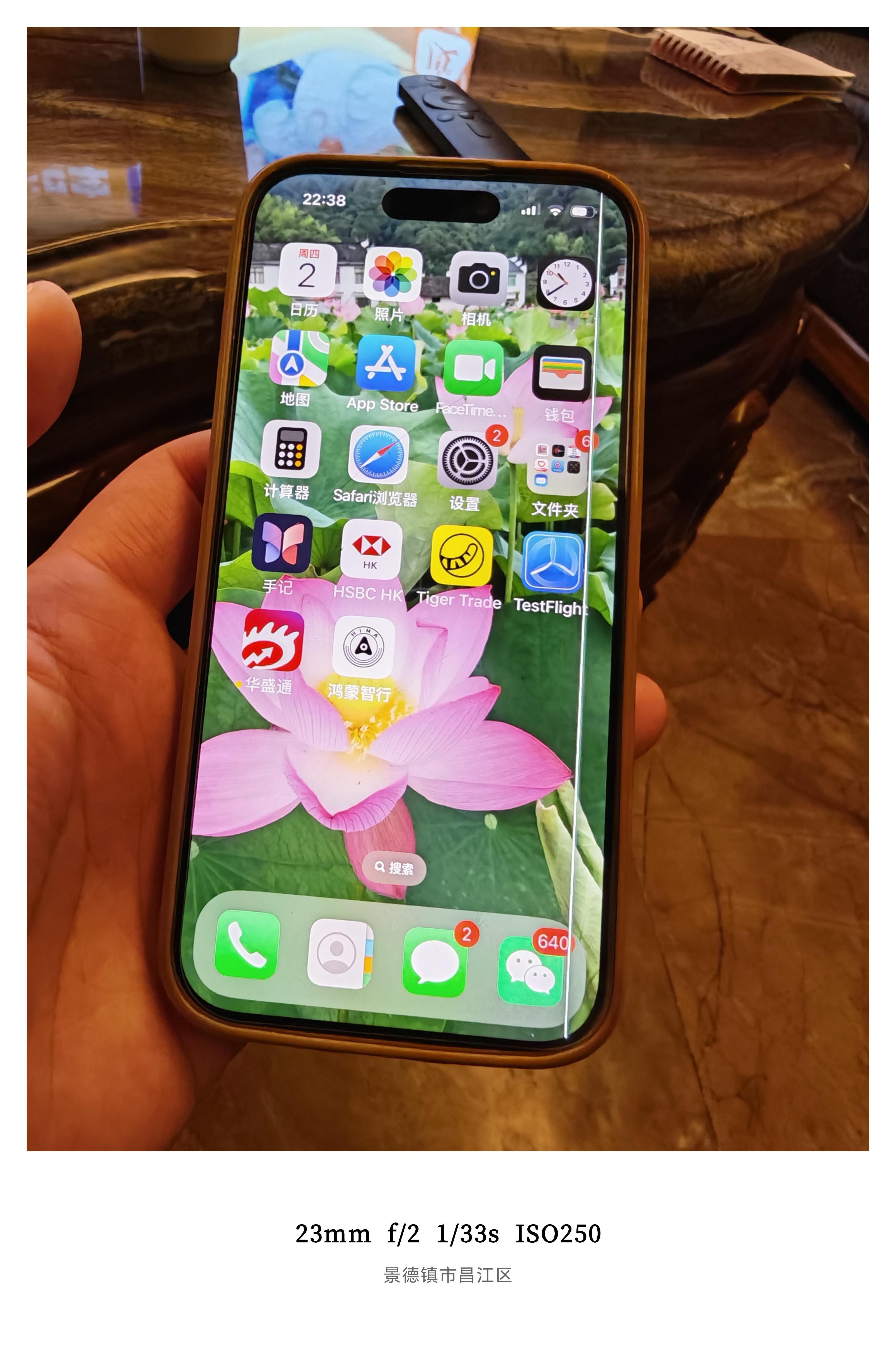 我妈的iPhone15Pro又战损了我在考虑给她换一台手机朋友们觉得是继续选