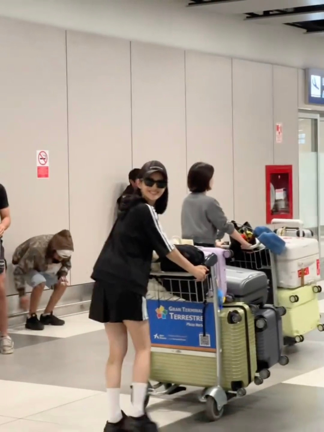 怪不得林依晨路人缘这么好！这个偶遇看得我也跟着幸福了一遍啊😢因为看到粉丝眼中的