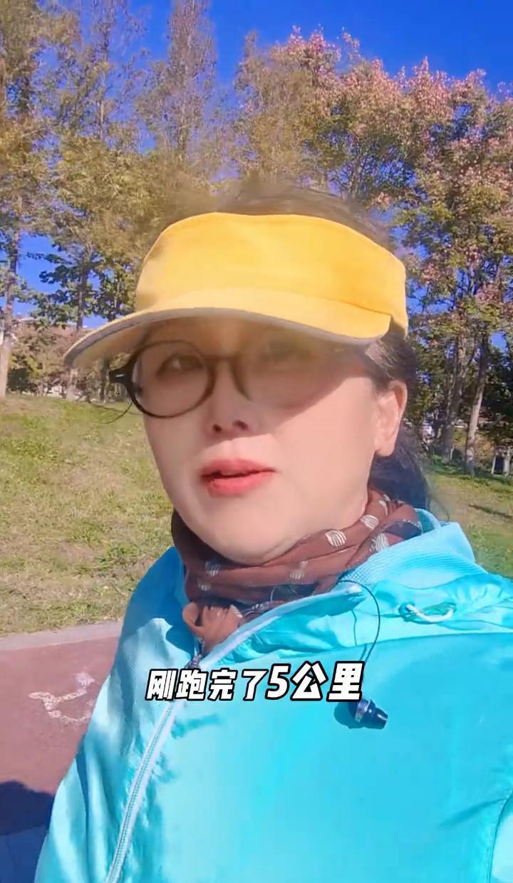 跑起来，脑子就活了。不是玄学，是化学反应。十来分钟，多巴胺悄悄冒头，像手机充