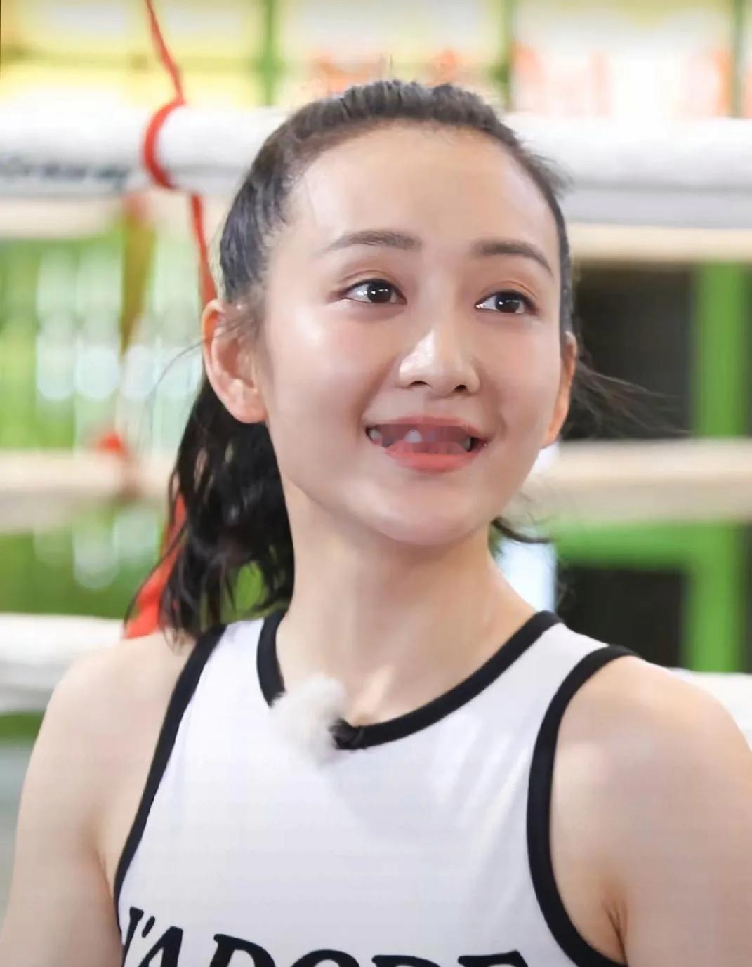 王鸥的运动风也太绝了！拳击背心+高马尾，健康活力美到犯规被王鸥这组运动造型