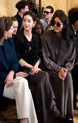 巴黎时装周这热闹场合，章泽天坐在两位名人中间，结果左右俩人聊得火热，压根没扭头搭