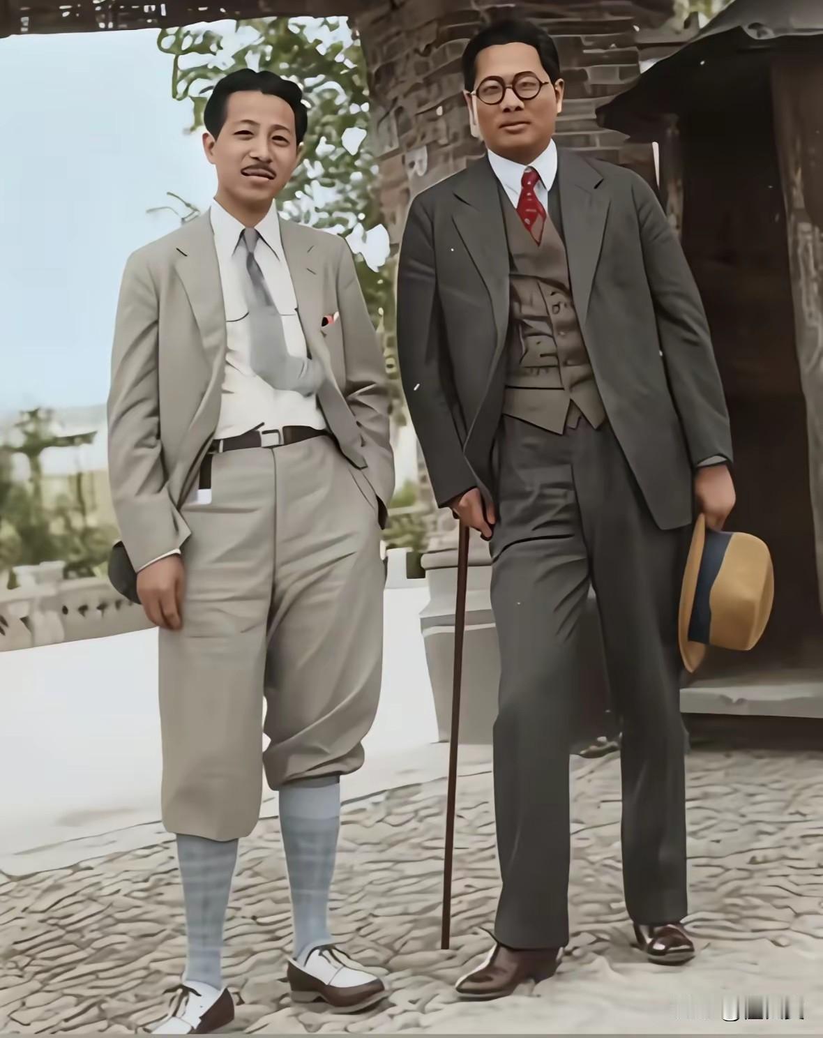 30年代，两位异姓兄弟的合影，穿着打扮非常时尚，其中，左边的那位，为新中国成立作