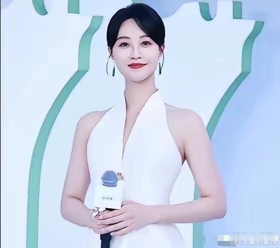 我预感蓝盈莹很快要结婚了！不是因为他官宣了恋情，也不是瞎猜，是她自己在采访里露了