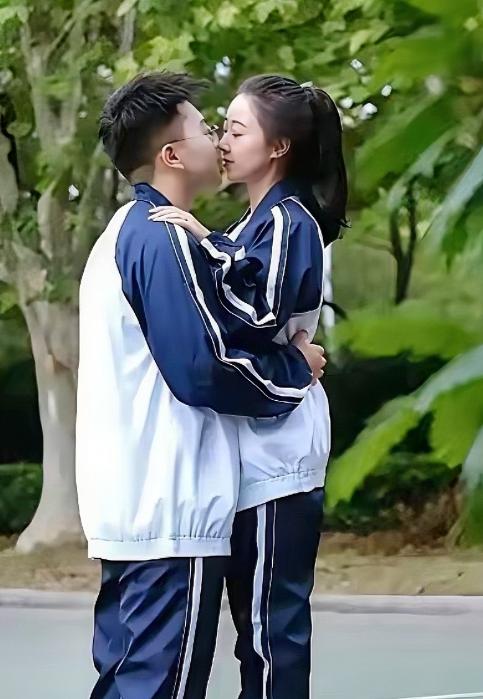 一位高中的老师吐槽，班上的一对男女同学早恋了，也把他们双方的父母亲都叫来开会了，