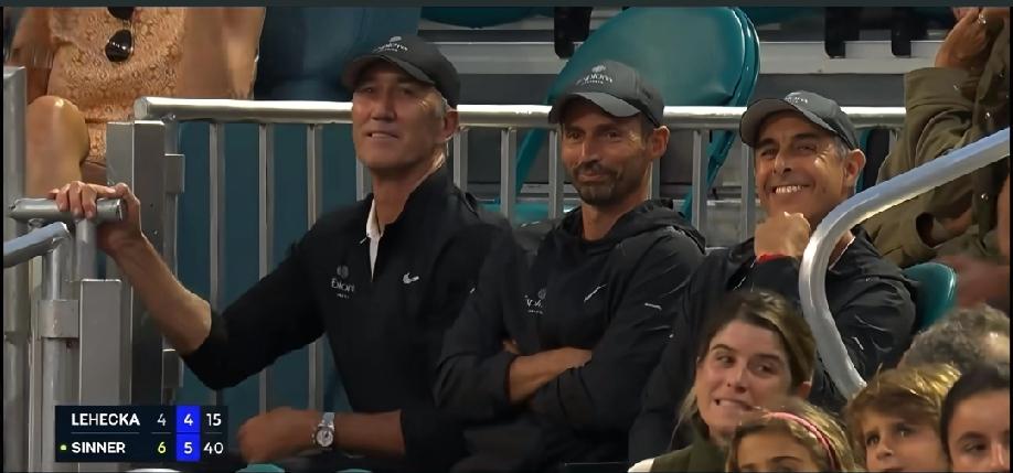 迈阿密公开赛收尾阶段有趣的一幕！辛纳面对自己的冠军点，发出一个疑是好球，他都有