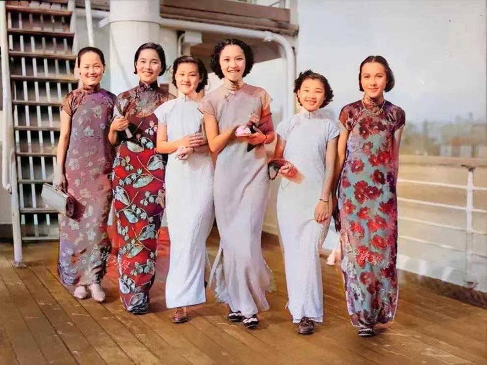 上世纪三十年代，在香港的一艘远洋轮船上，六位女子并肩留下的合影。她们身着各式旗袍