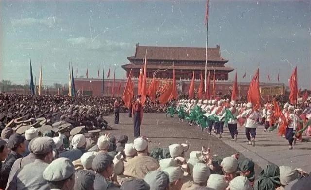 毛主席的霸气果然名不虚传！开国大典前夕，周总理问毛主席：“礼炮应当鸣几响呢？”毛