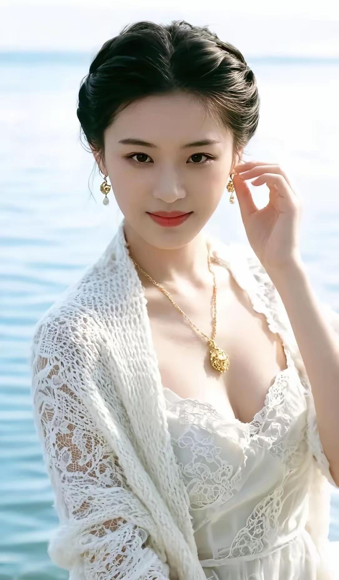 今日份海边温柔look来啦～白蕾丝+针织开衫，是海边最适配的清新搭配，你们去海边