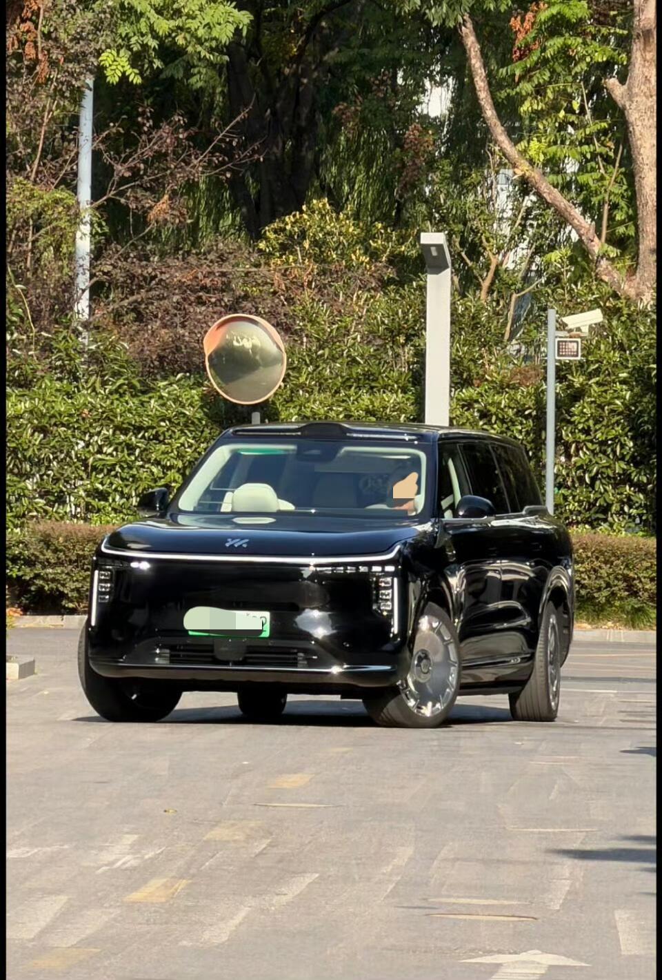 智己LS9，很难评感觉这个设计确实不太好看，有点别扭，前后风格有点割裂，尤