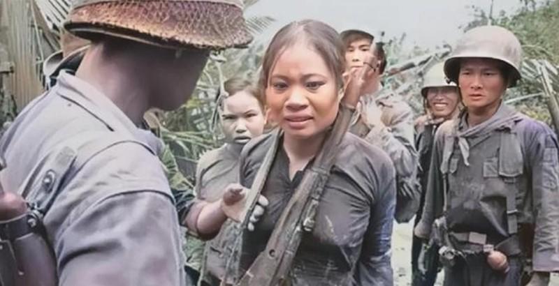 1965年，南越丛林深处的一间审讯室里，20岁的女侦察员阮林清死死咬着嘴唇，等着