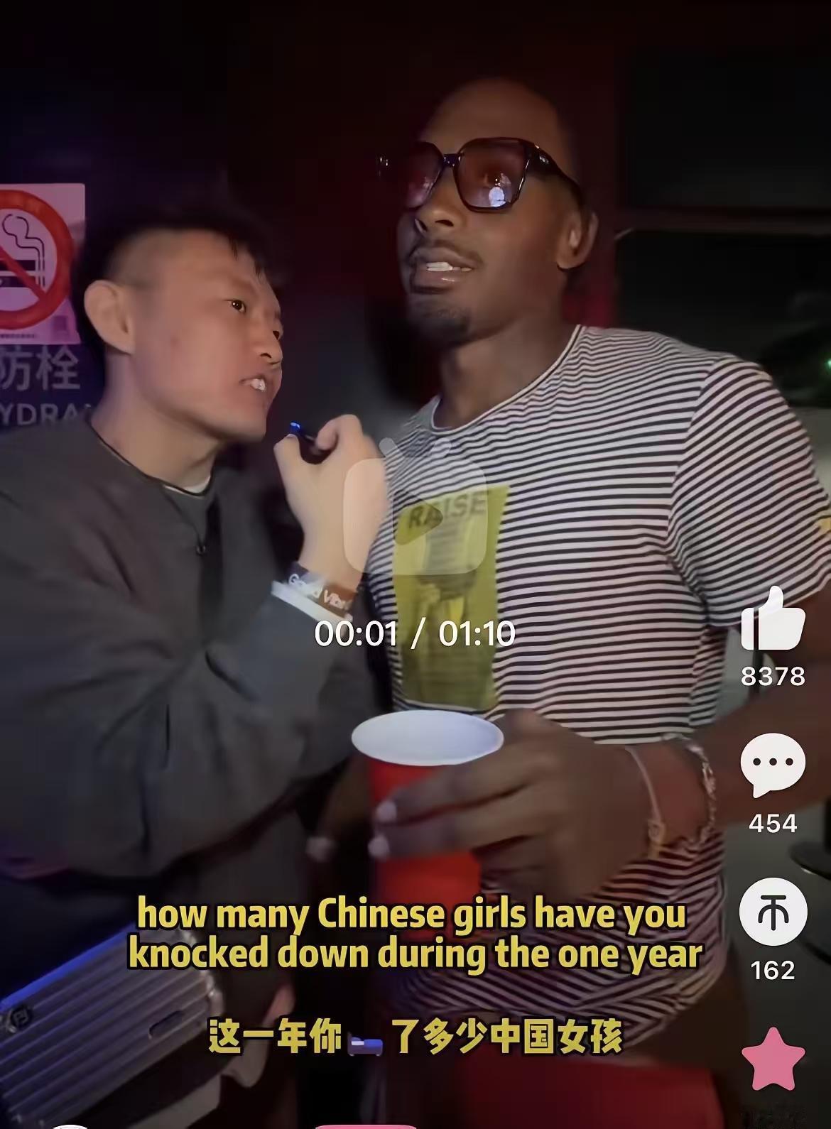 近期有个视频爆了，酒吧采访一位美国黑人男生，看似平淡的一个回答，让不少网友集体破