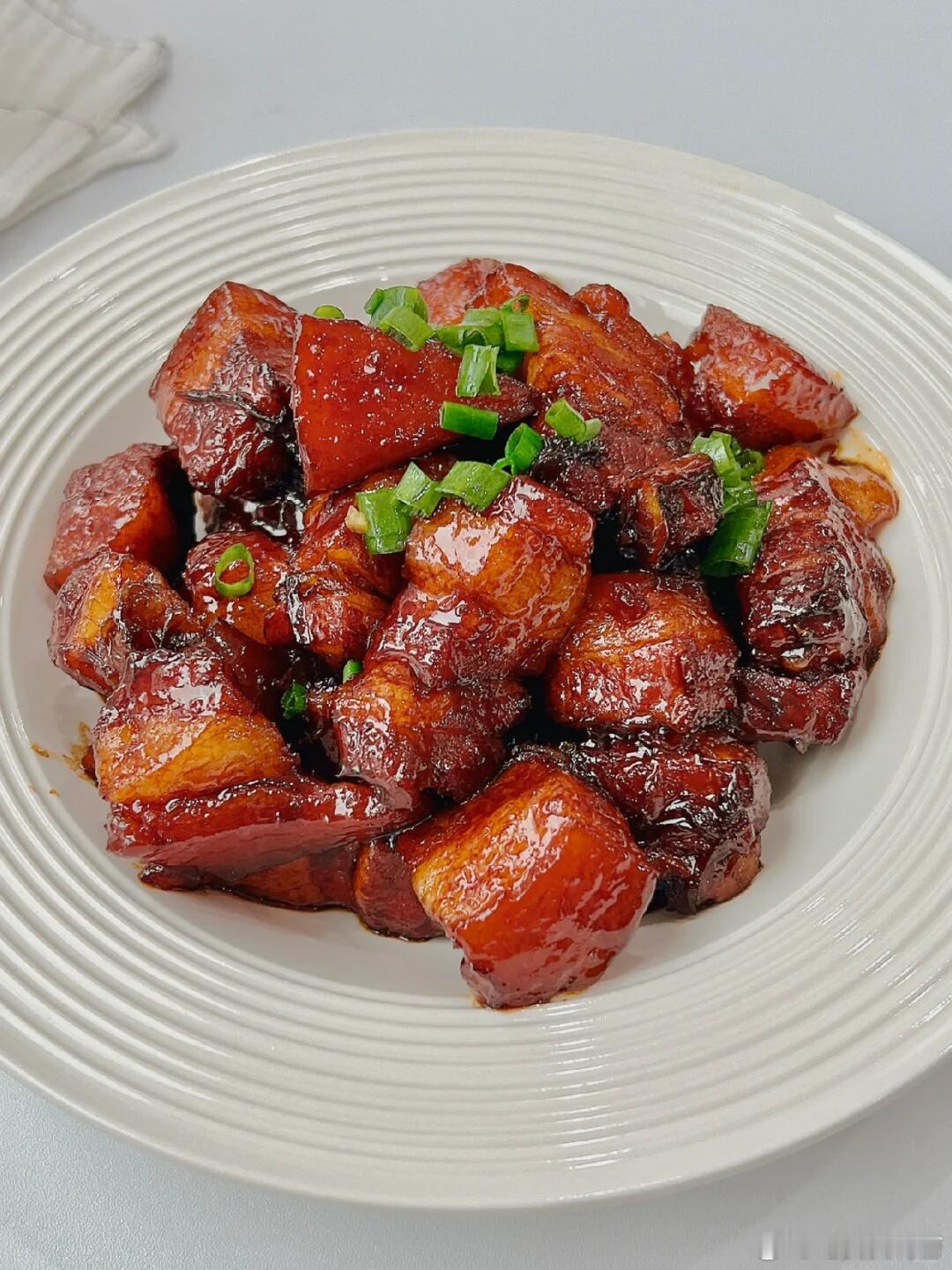 红烧肉家庭餐桌上怎么能少得了这道经典美食——红烧肉呀🥢家庭版红烧肉做法超简单，
