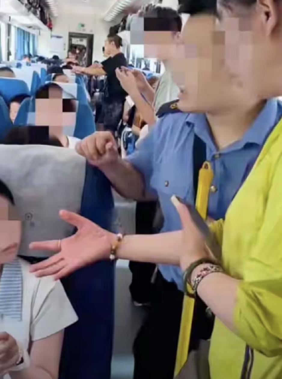 两女孩买三张票，空位放零食，无座乘客想坐遭拒，12306回应：如是乘客本人名下车